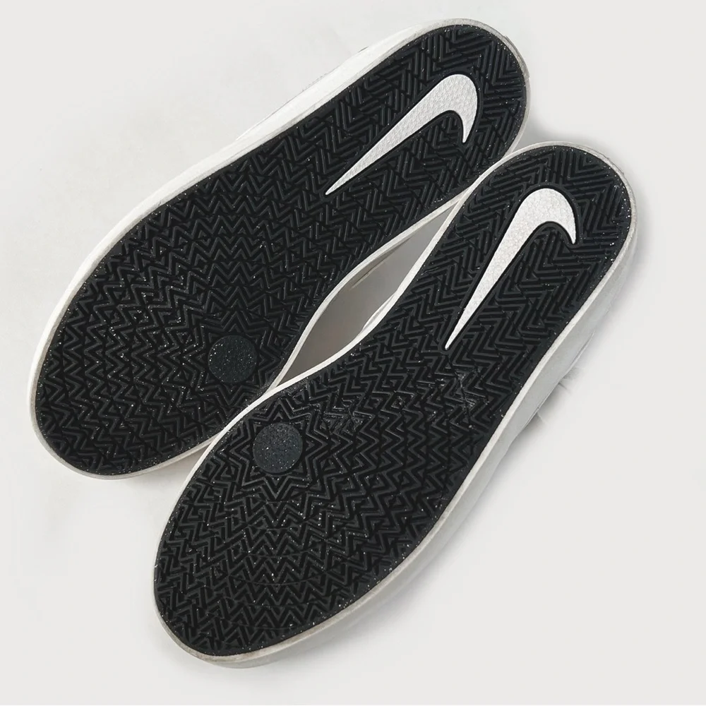 Nike SB Check Solarsoft Low Top Sneaker
